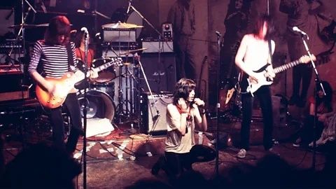Punkband speelt live in een kleine, donkere zaal